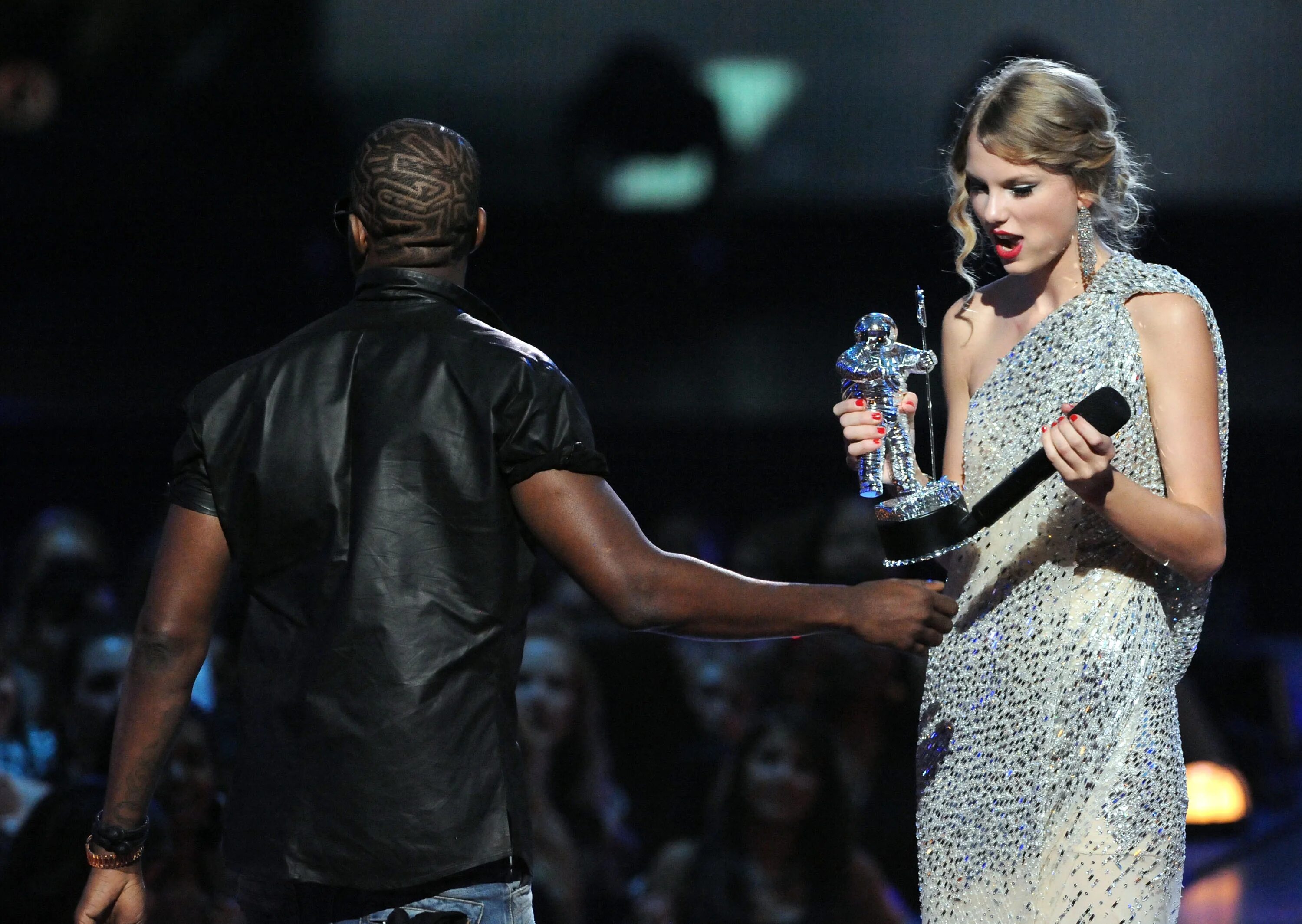 Канье Уэст и Тейлор Свифт 2009. Kanye West Taylor Swift. Тейлор Свифт и Канье Уэст. Kanye West MTV VMA 2009. Тейлор уэст