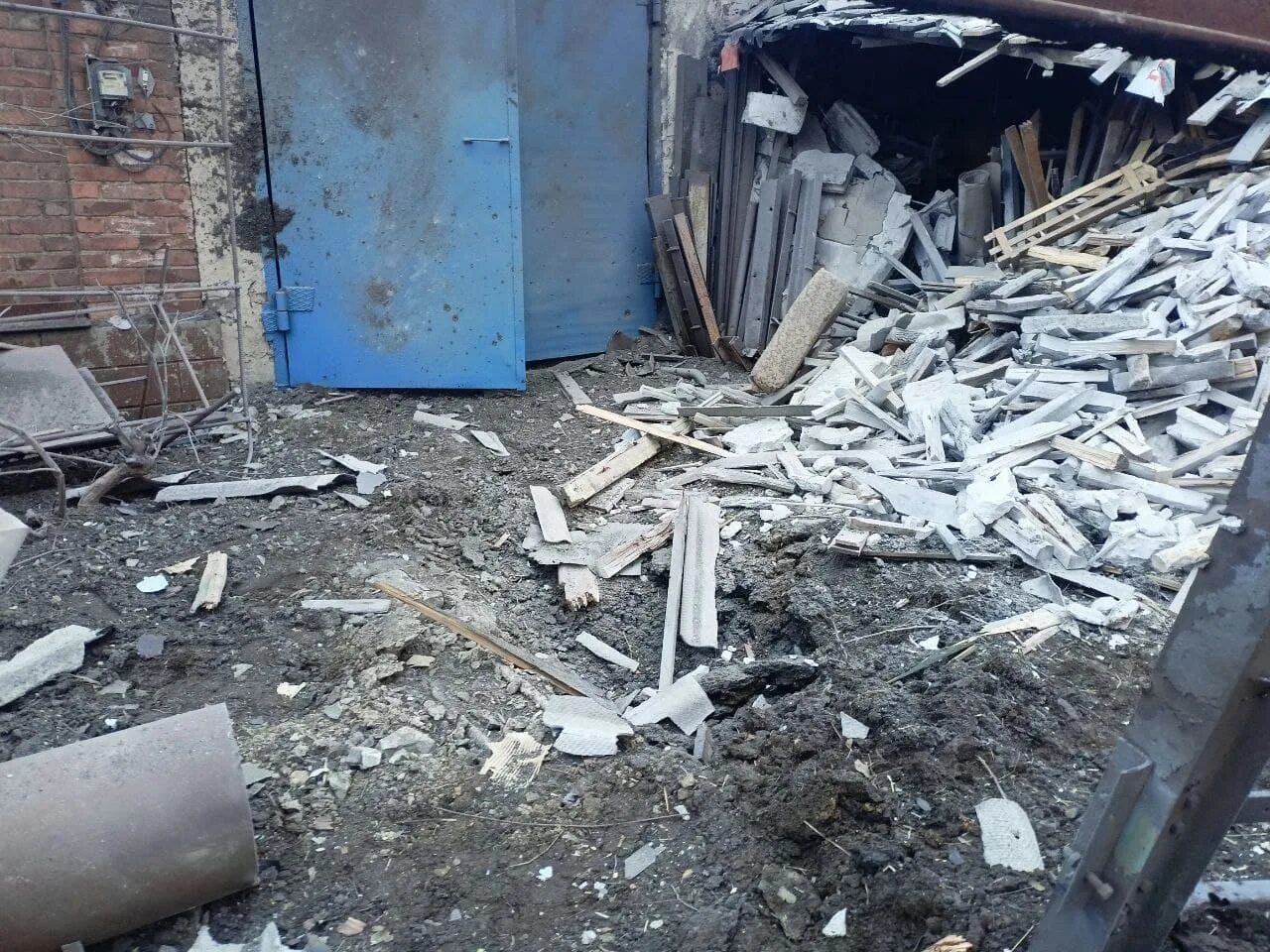 Горловка сердца донбасса. Попадание снаряда в дом. горловка жилой дом обстрел.