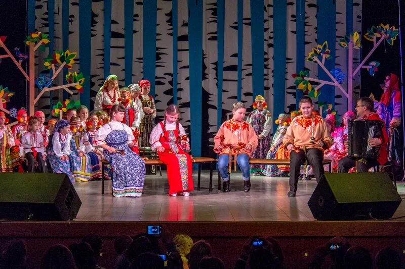 Дк апрелевка сцена. Апрелевский дк. Дк апрелевка. Апрелевский дк. Дк апрелевка здание.