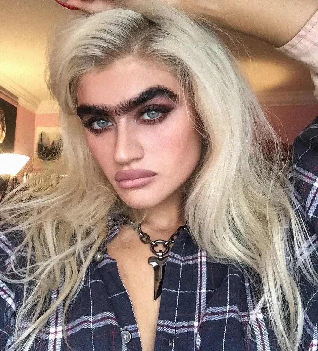 София хаджипантели с нормальными бровями. Знаменитая монобровь. Знаменитая монобровь. Модель с монобровью софия хаджипантели. Знаменитая монобровь.