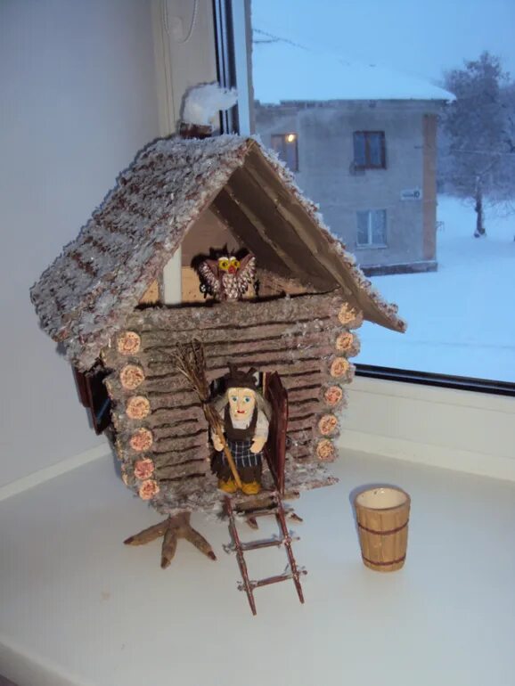 Домик бабы яги из дерева для сада. Детский домик из кругляка. Диорама избушка на курьих ножках. Домик бабы яги из дерева. Баба яга и избушка в детский сад.