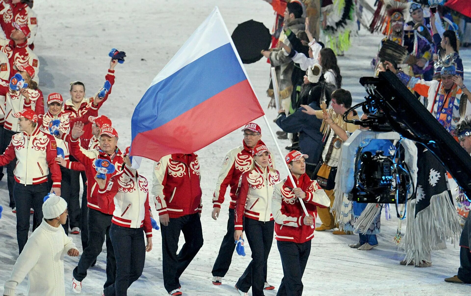 Национальные чемпионы россии. Знаменосец сборной России на зимних Олимпийских играх 2014. Российские спортсмены на Олимпийских играх. Сборная России на Олимпиаде 2014. Сборная России на Олимпиаде в Сочи.