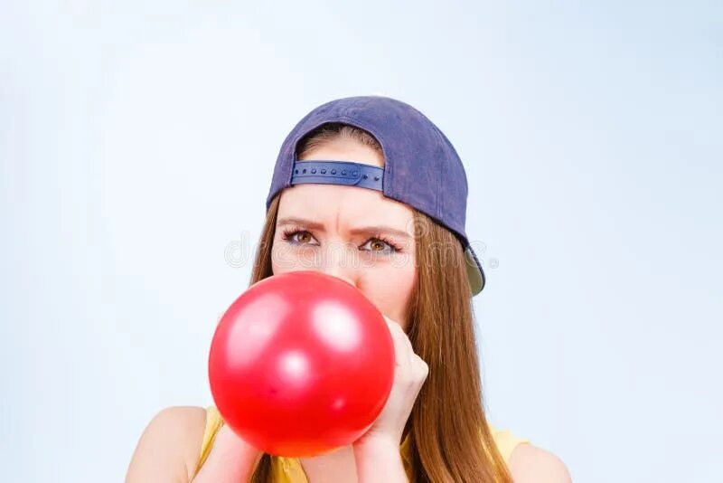 Девушка надувает шар. Девушки надувают шары. Девушка надувает шарик. Девушка надувает воздушный шар. Девочка надувать мяч.