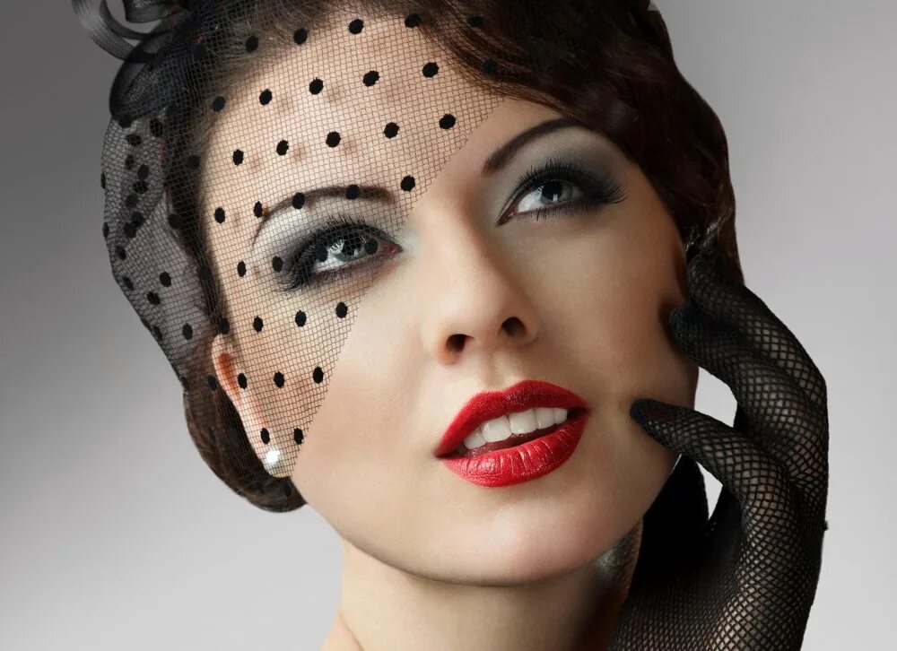 Сеточка на голову. Маска сетка для лица со стразами. Сетка на лице женщины. Девушка с вуалью. Маска для лица со стразами.