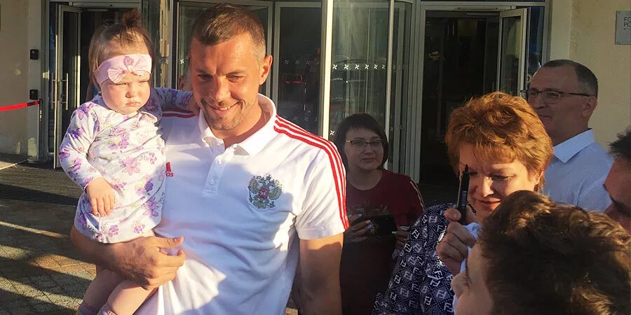 Дзюба родственники. Артем Дзюба семья. Семья Артема Дзюбы. Дзюба жена и дети. Родители Дзюбы.