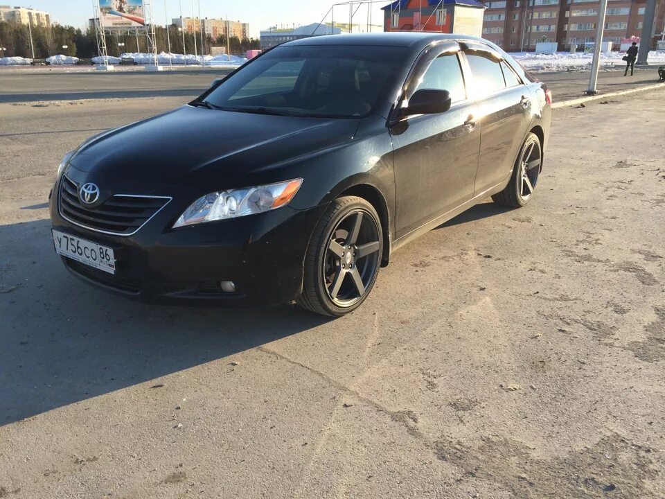 Купить камри 40 иркутск. Toyota Camry 40 r19. Toyota Camry 40 Vossen r19. Черная Тойота Камри 40 Воссен. Toyota Camry xv40 2.4.