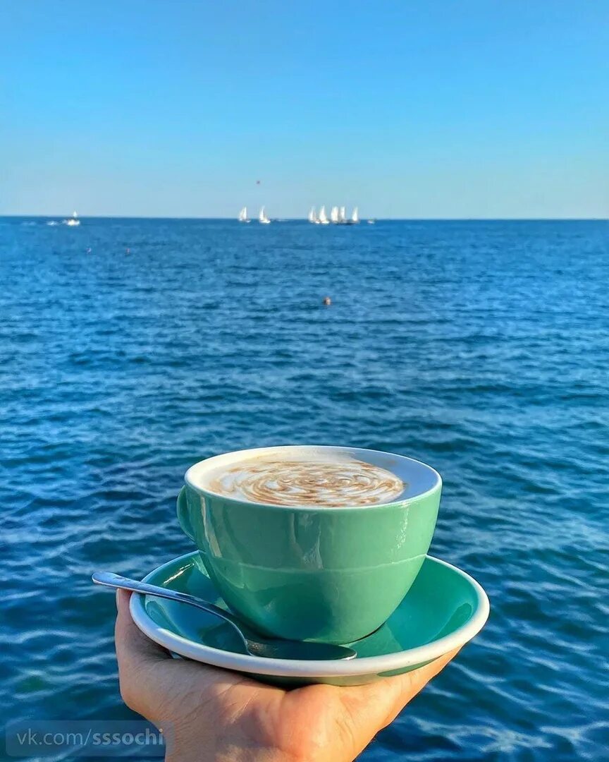 Море выходного дня. Чашка кофе на море. кофе и море. чашечка моря. утро на море с кофе.