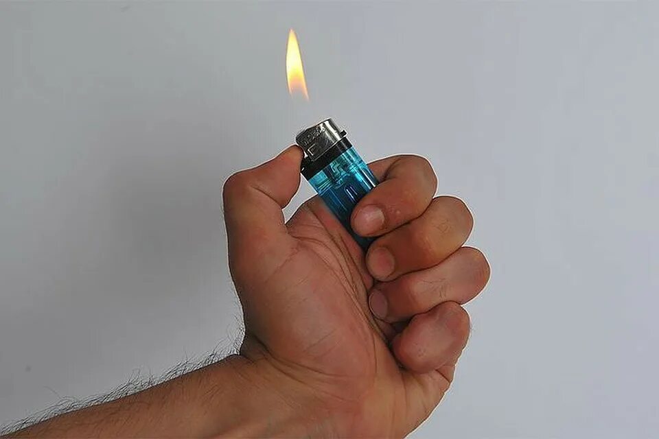 Зажигалка с розовым огнем. Как взорвать зажигалку. Разлетелась зажигалка. Как взорвать зажигалку. Газовая зажигалка в руке.