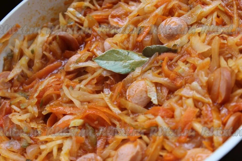 Как приготовить вкусную солянку из свежей капусты. Солянка с сосисками. солянка с сосисками и капустой. солянка на сковороде. солянка жареная из капусты.