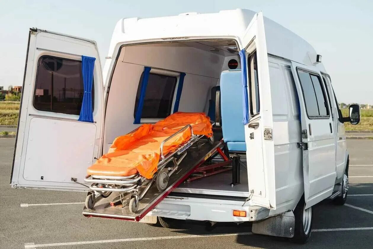 Транспортировка лежачих больных межгород. Медтакси красноярск. Машина для транспортировки лежачих больных. Ларгус для перевозки лежачих больных. Автомобиль для перевозки лежачих больных.
