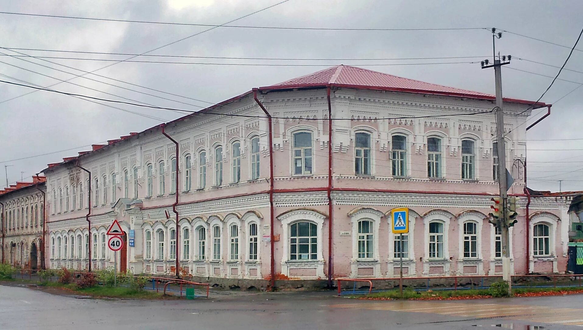 Ирбит организации. Ярмарочная гостиница ирбит. ирбит улица красноармейская. красноармейская 1 ирбит. гостиница биржевая ирбит.
