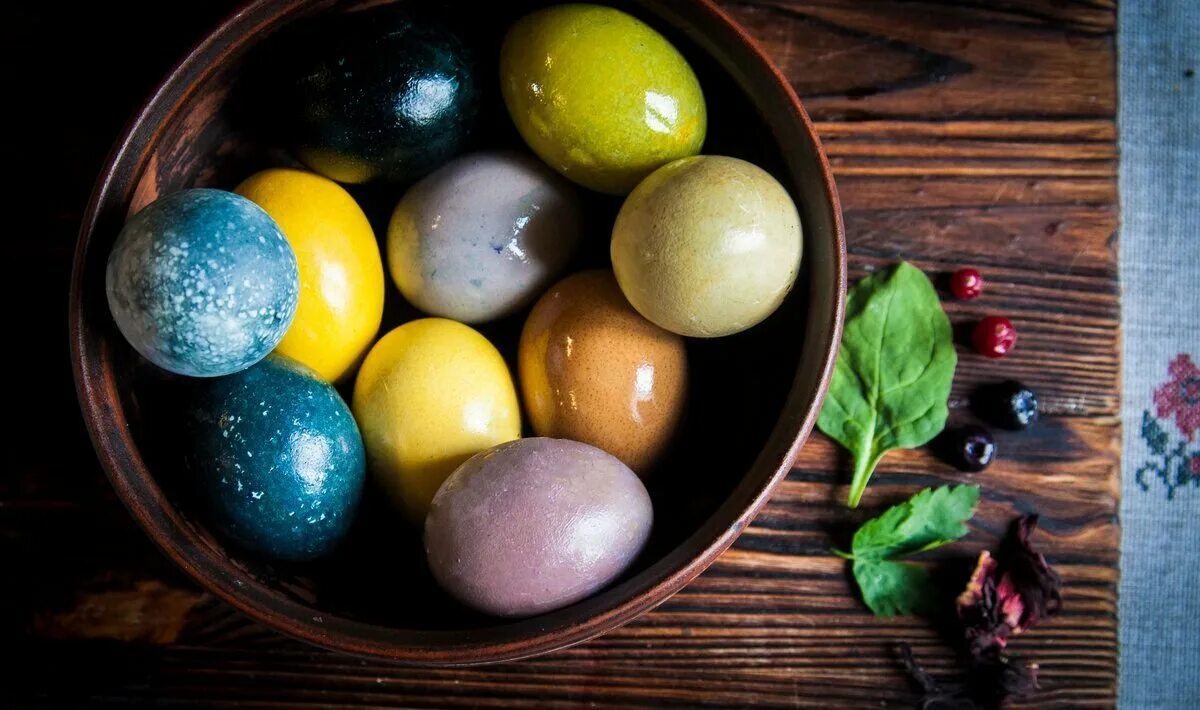 Какими цветами красить яйца. Натуральные красители для яиц каркаде. Окрашивание яиц натуральными красителями. Красим яйца натуральными красителями. Окрашивание яиц натуральными красителями куркумой.