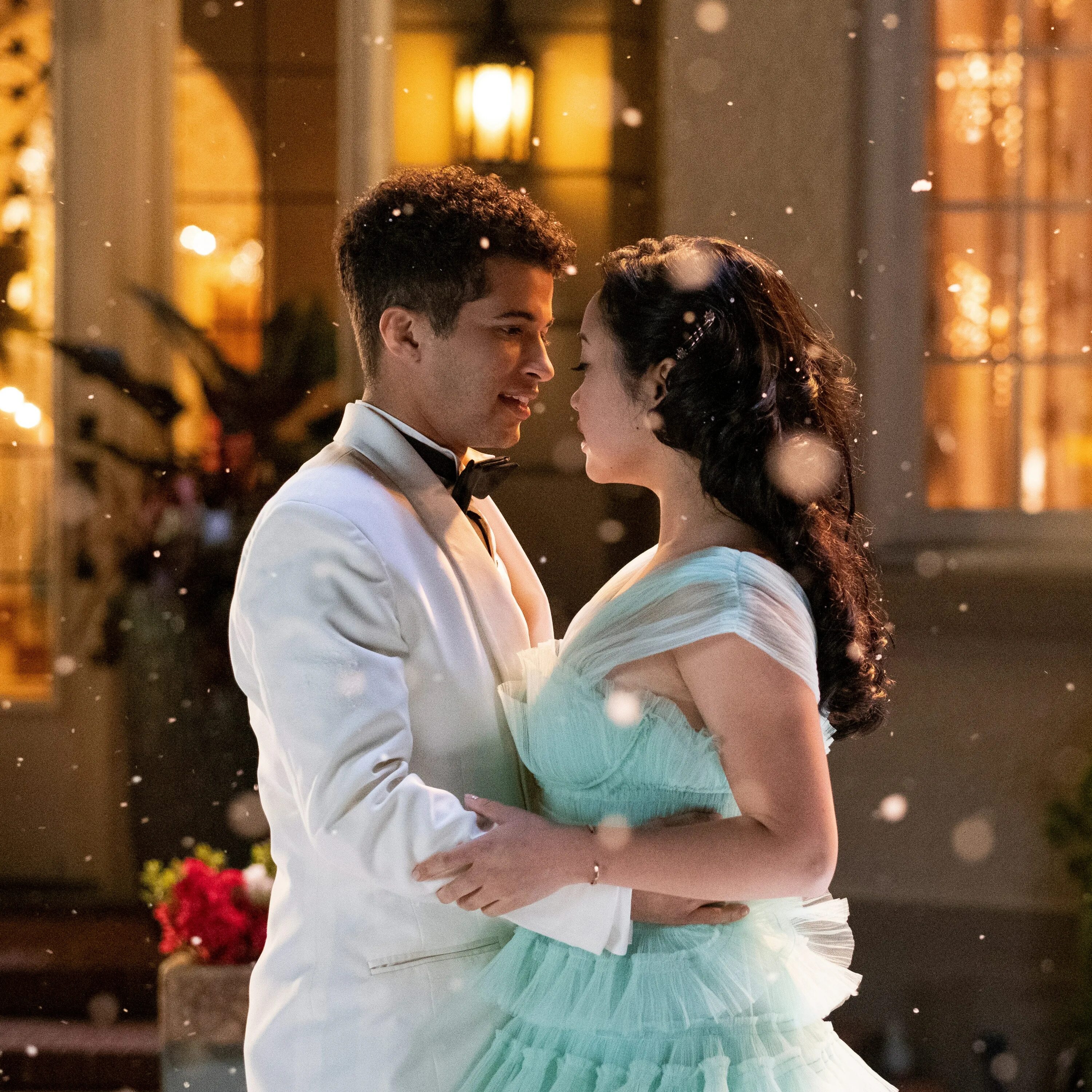 Парень обнимает девушку. Я люблю тебя фильм 2020. Ve love very. Лара джин и питер кавински фильм. To all the boys i've loved before book.