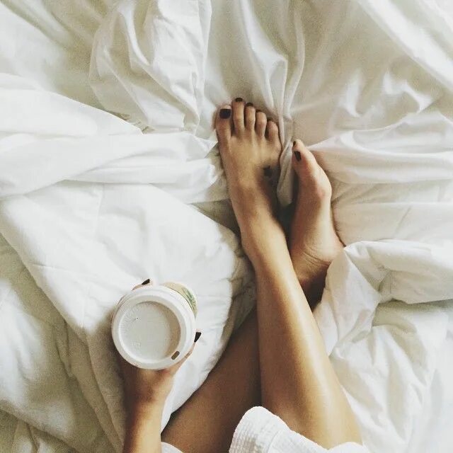Картинки чувственное утро. Кофе в постель. Девушка утром. Левушка в постели с кофе. Кофе в постель девушке.