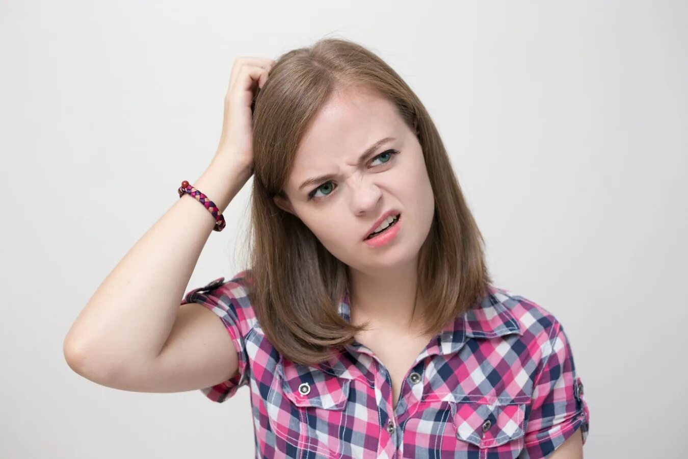 Is thinking an expression. Думающее лицо. задумчиво чешет подбородок. puzzled expression. confused expression.
