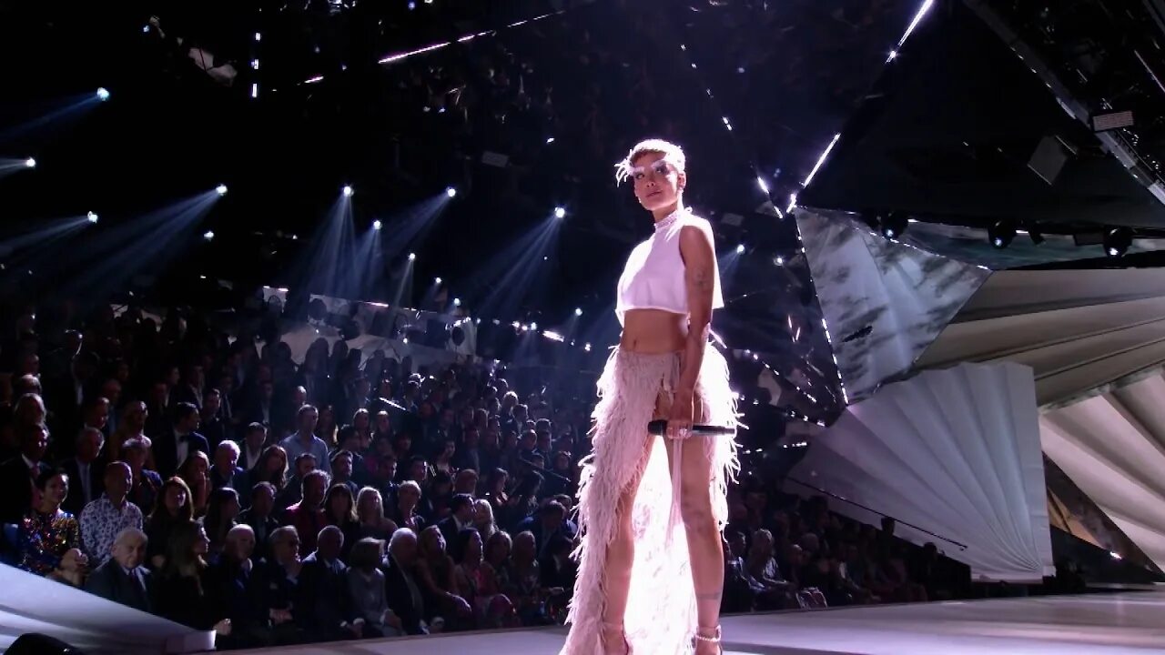 Холзи without. Halsey - without me (live from the victoria’s secret 2018 fashion show). halsey 2018 victoria secret. live from the victoria’s secret 2018 fashion show. halsey without me live from saturday night live.