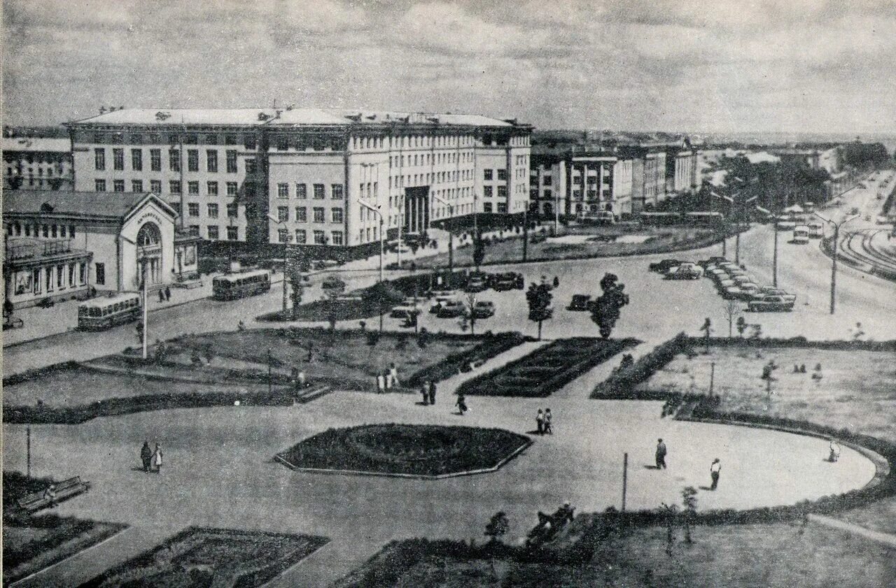 Площадь на подступах к зданию 9 букв. Тула 1965. площадь ленина тула 2000 год. проспект ленина тула 1924 год. площадь ленина тула заречье.