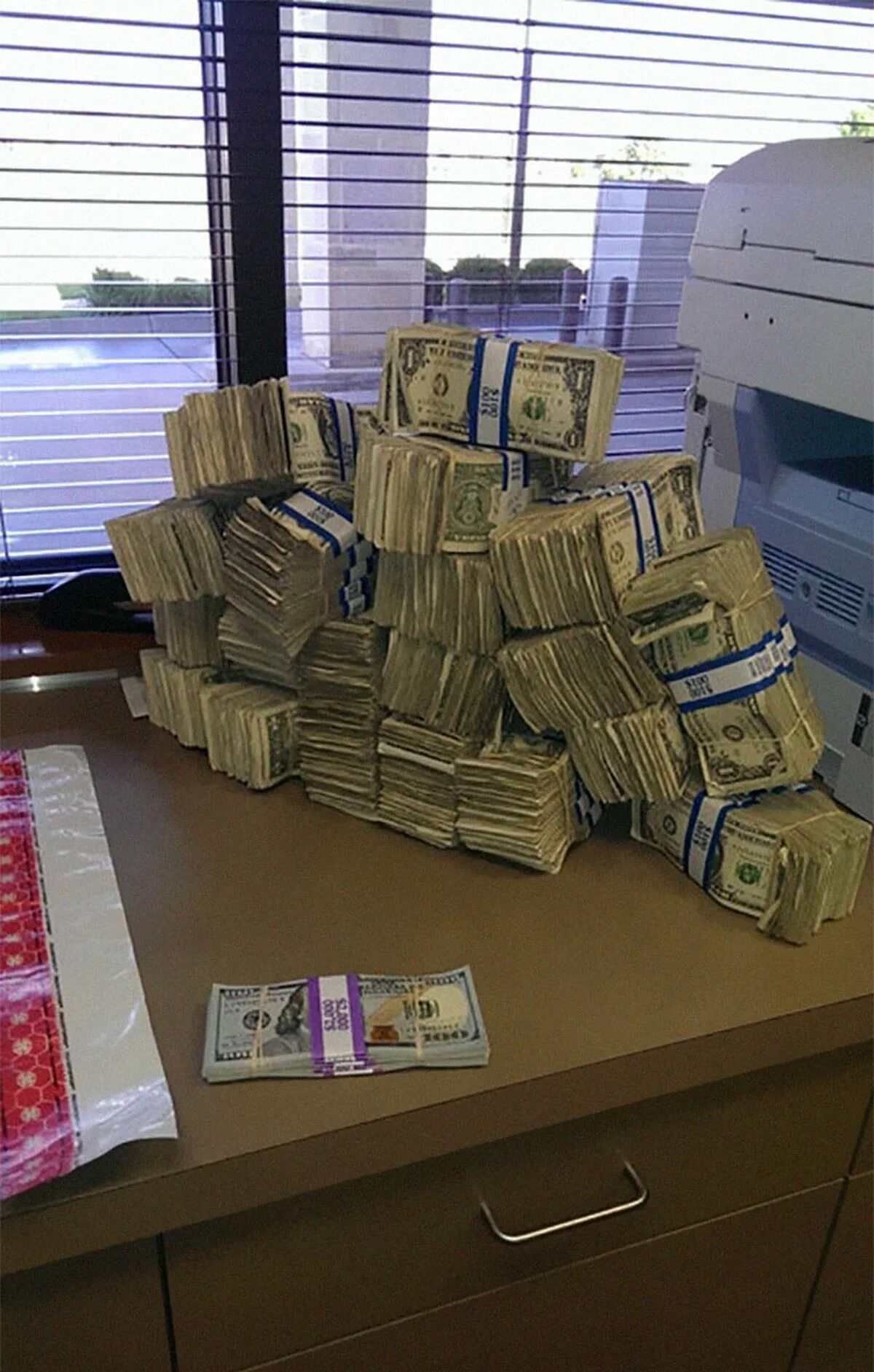 Миллиард долларов. Миллиард долларов. Миллион долларов. 780 000 долларов. Пачка денег.
