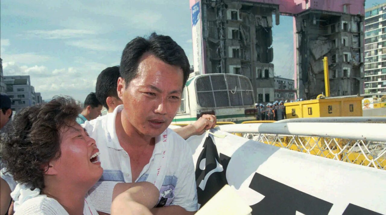 Мэрия южной кореи новости. Торговый центр Sampoong, Сеул, Южная Корея, 29 июня 1995 года. Торговый центр Sampoong, Сеул. Обрушение в Сеуле 1995 торгового. Обрушение торгового центра в Сеуле.