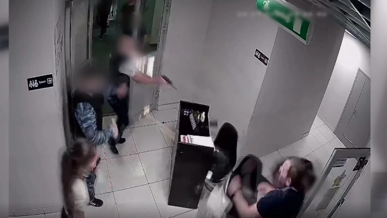 Инцидент в кафе крепость. Мужчина расстрелял посетителей в кафе. отец заступился за сына в драке. парень расстрелял в перми. 05.09.2025 красноярск стрельба в баре.