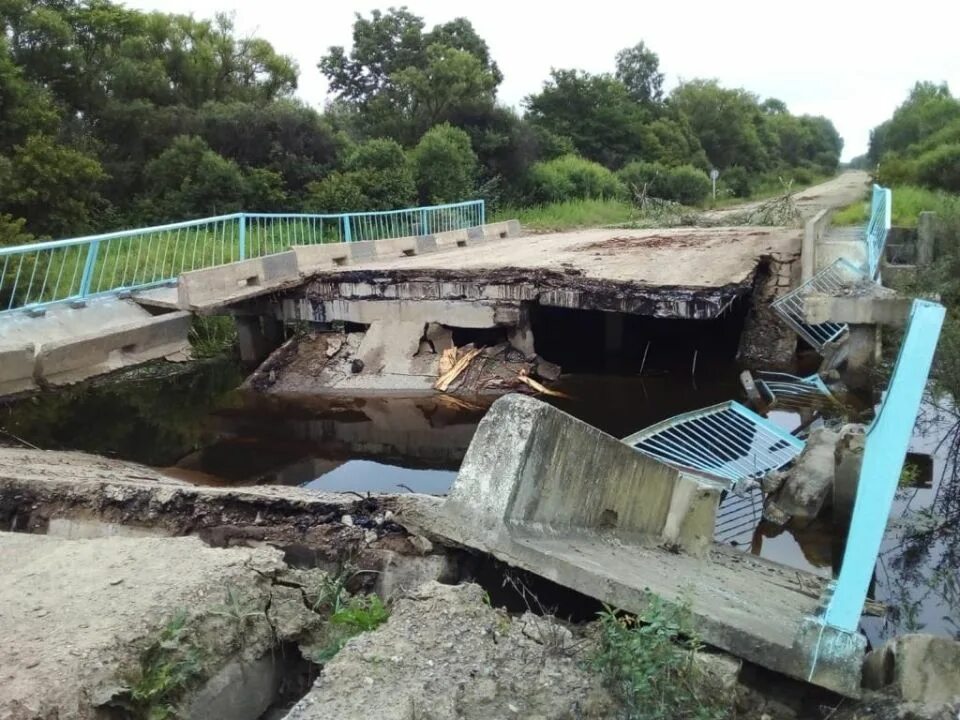 Разрушен ли мост. Антоновский мост разрушен. Приморский край мост рухнул. Сломанный мост. Обрушенный мост.