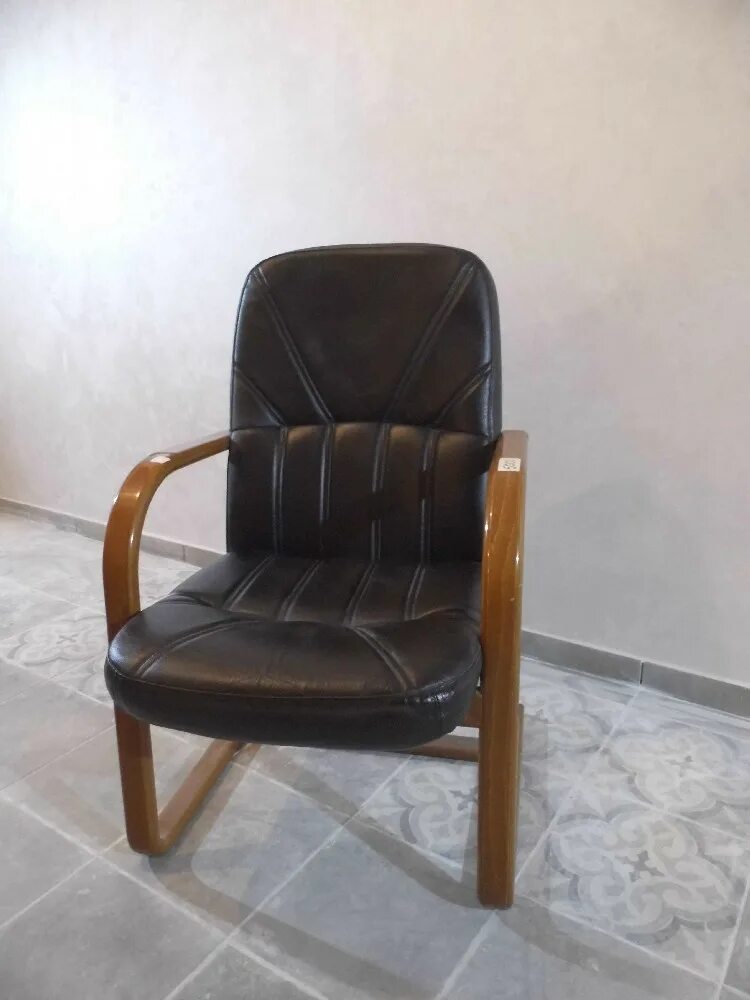 Кресло бу купить спб. Кресло простое недорогое. Мягкое кресло с деревянными подлокотниками. Кресла б/у. Бэушные кресла.