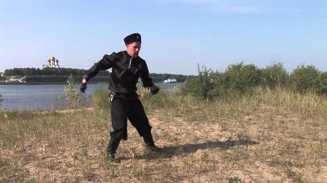 Фланкировка медленно. Казаки фланкировка шашками. казарлюк серёнька. фланкировка казарла. фланкировка казачьей шашкой.