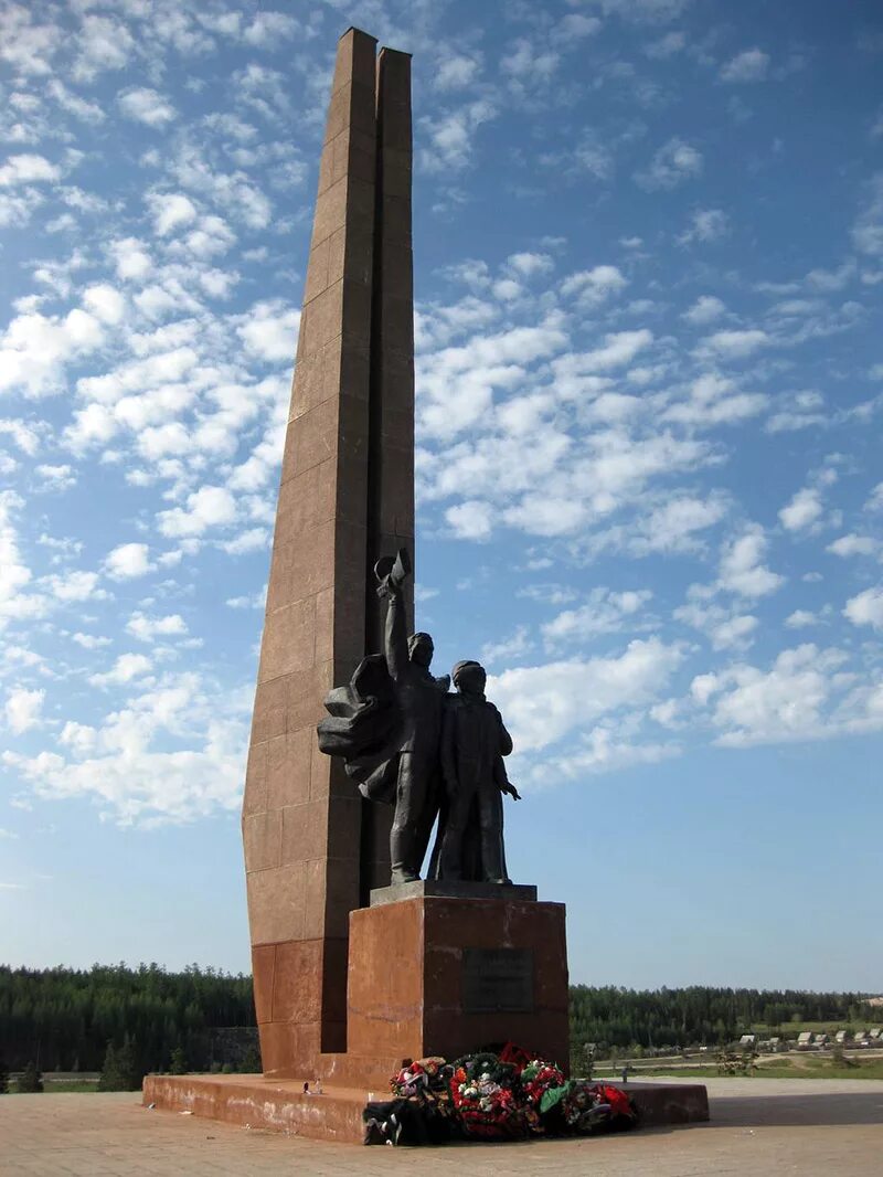 Мемориал героям фронта и тыла. Монумент героям фронта и тыла Североуральска. Североуральск памятник героям фронта и тыла.