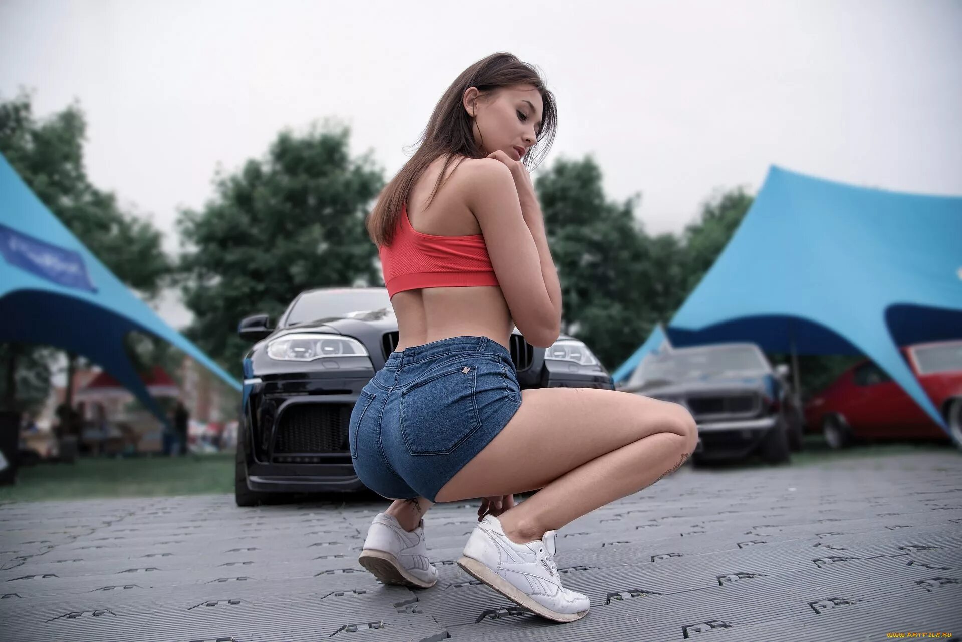 Девушка садится и встает