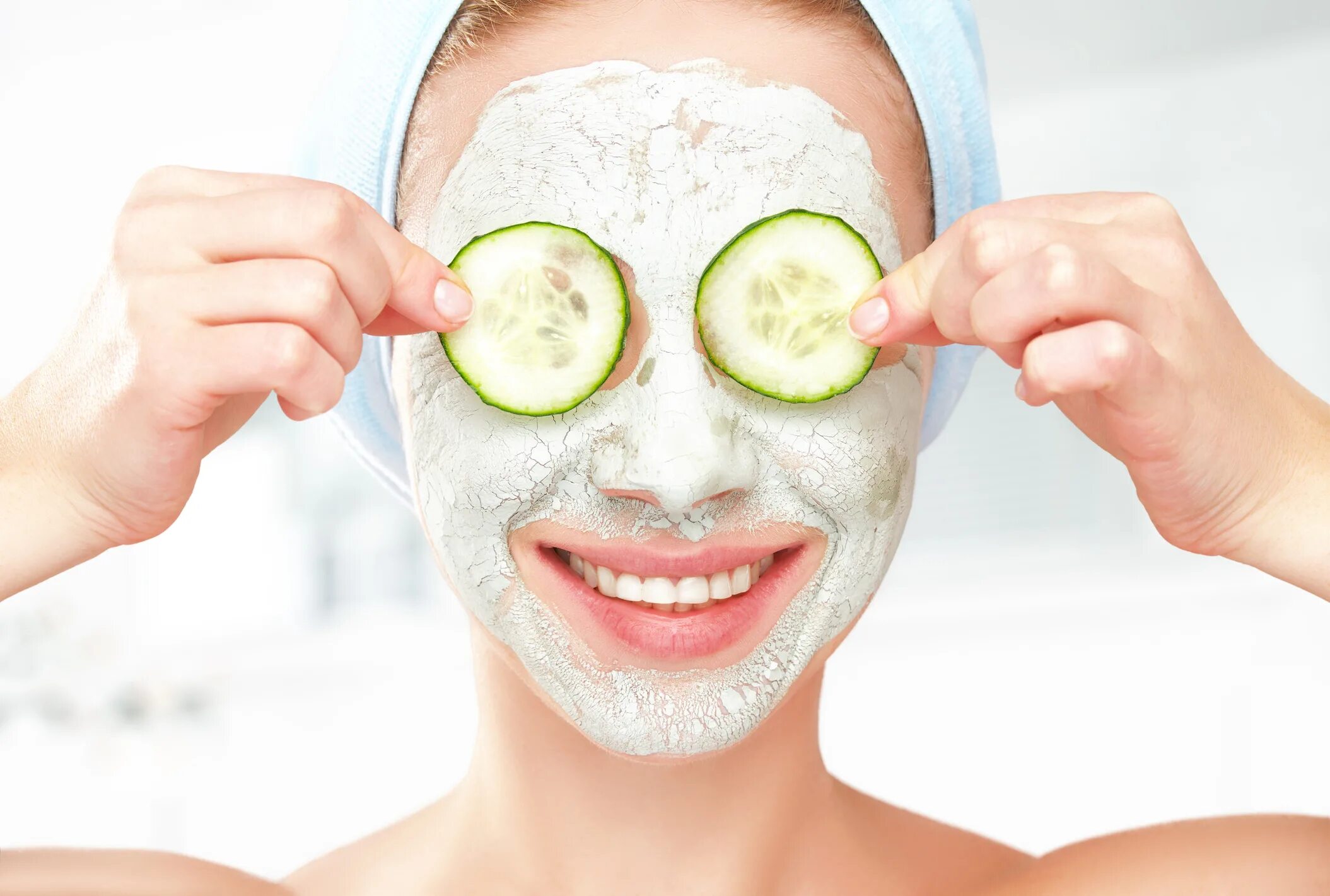 Skin body mask. Маска для лица. Маска для лица косметическая. Девушка в косметической маске.