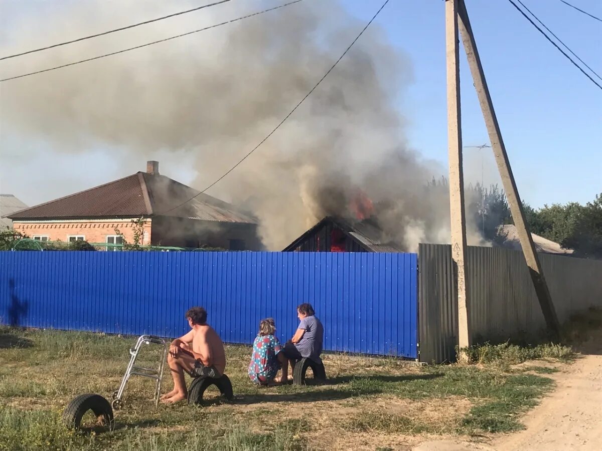 Пожар в Красном Яре ,Волгодонск. Сгоревший дом в Красном Яре Волгодонск. Сгоревший дом в деревне. Село красный Яр пожар. Красный яр пожар