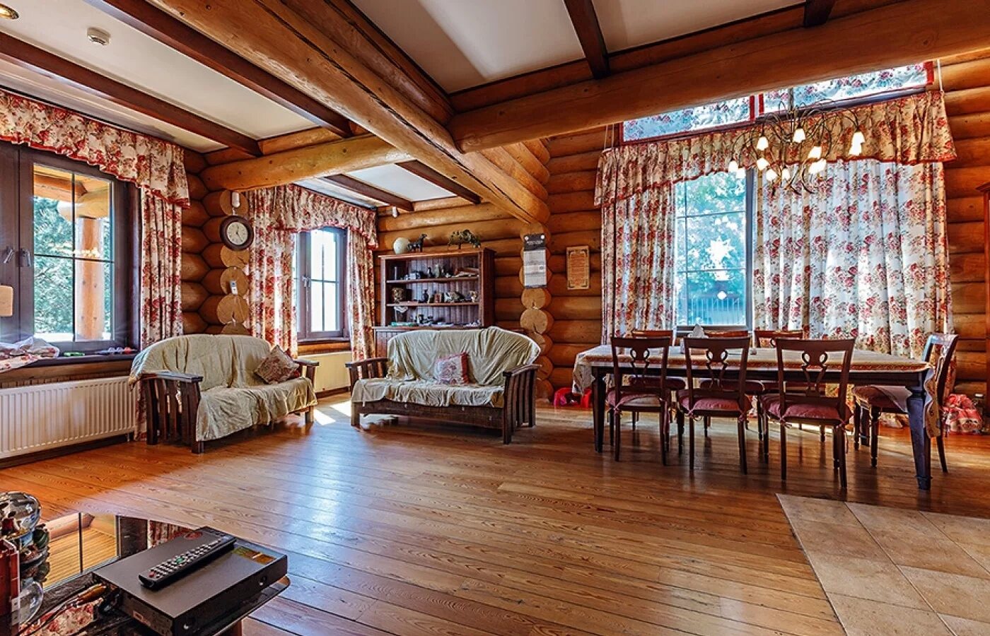 дом в деревне внутренняя отделка. лестница в деревянный деревенский дом на второй этаж. деревянные дома интерьер внутри. дом на даче внутри. внутренний интерьер дачи.