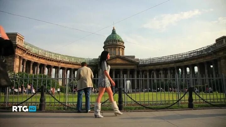 Кадры санкт петербург. RTG прогулка по Санкт Петербургу. Белые ночи Санкт-Петербурга фильм. Санкт-Петербург прогулка по городу белых ночей RTG ведущая. Ведущая прогулки по Москве RTG.