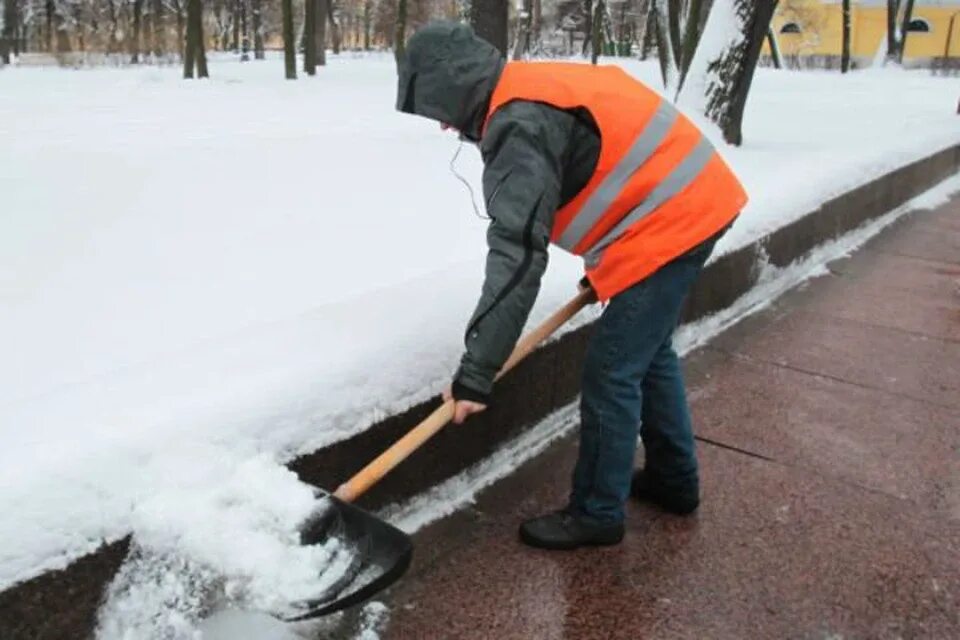 Уборка снега. Убирает снег. Уборка территории от снега. Приспособления для очистки территории от снега.