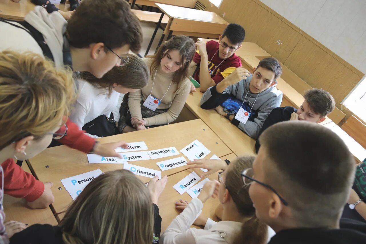 Физико математический класс. В девятом физико математическом классе учатся 17 и 3. В одиннадцатом физико математическом классе учатся 10. В одиннадцатом физико математическом классе учатся 10. Физико-математический класс какие предметы.