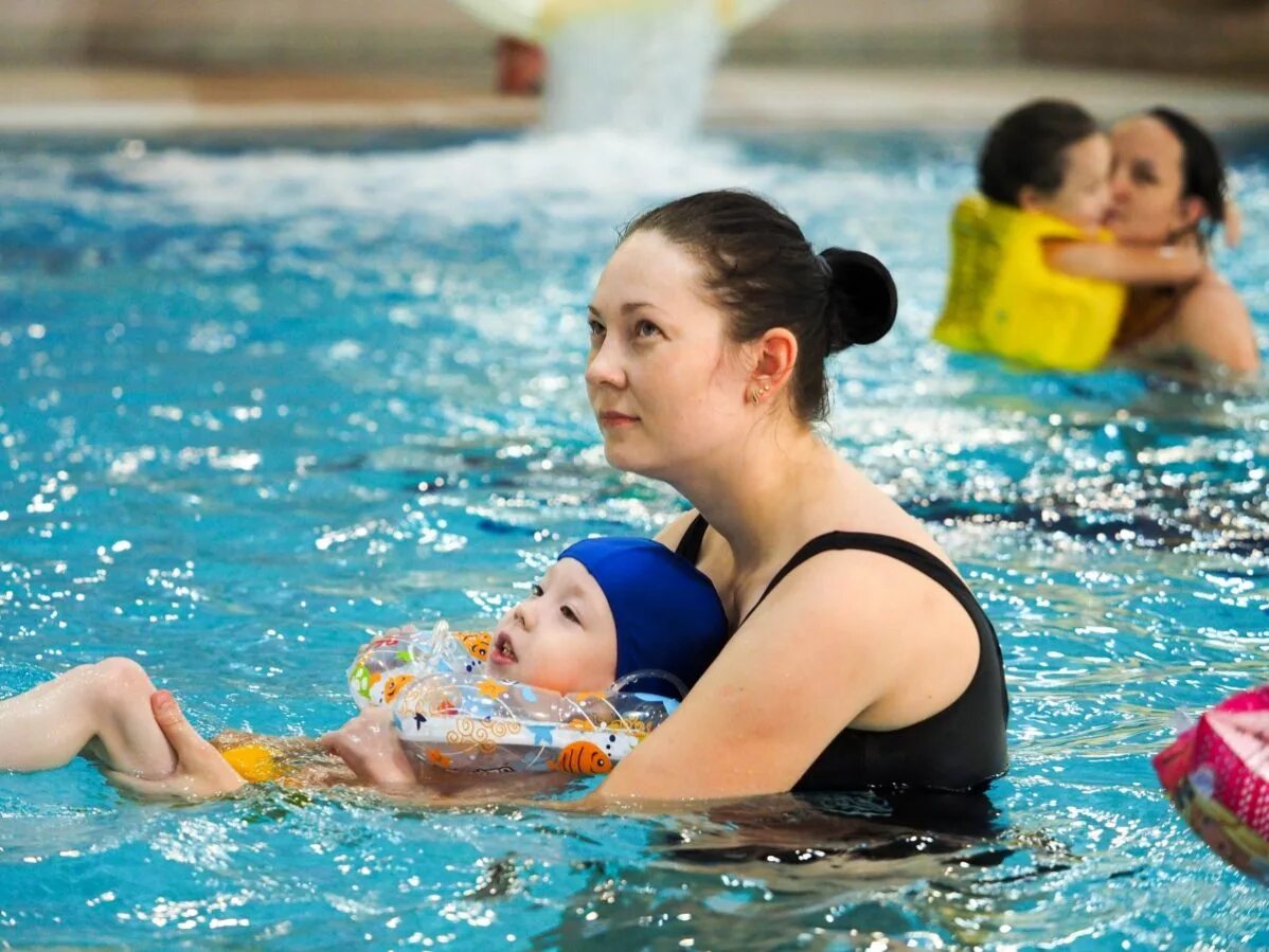 Плавание для детей с ограниченными возможностями. Дети с ДЦП В бассейне. Занятия в бассейне с детьми с ДЦП. Дети инвалиды в бассейне. Дцп купание