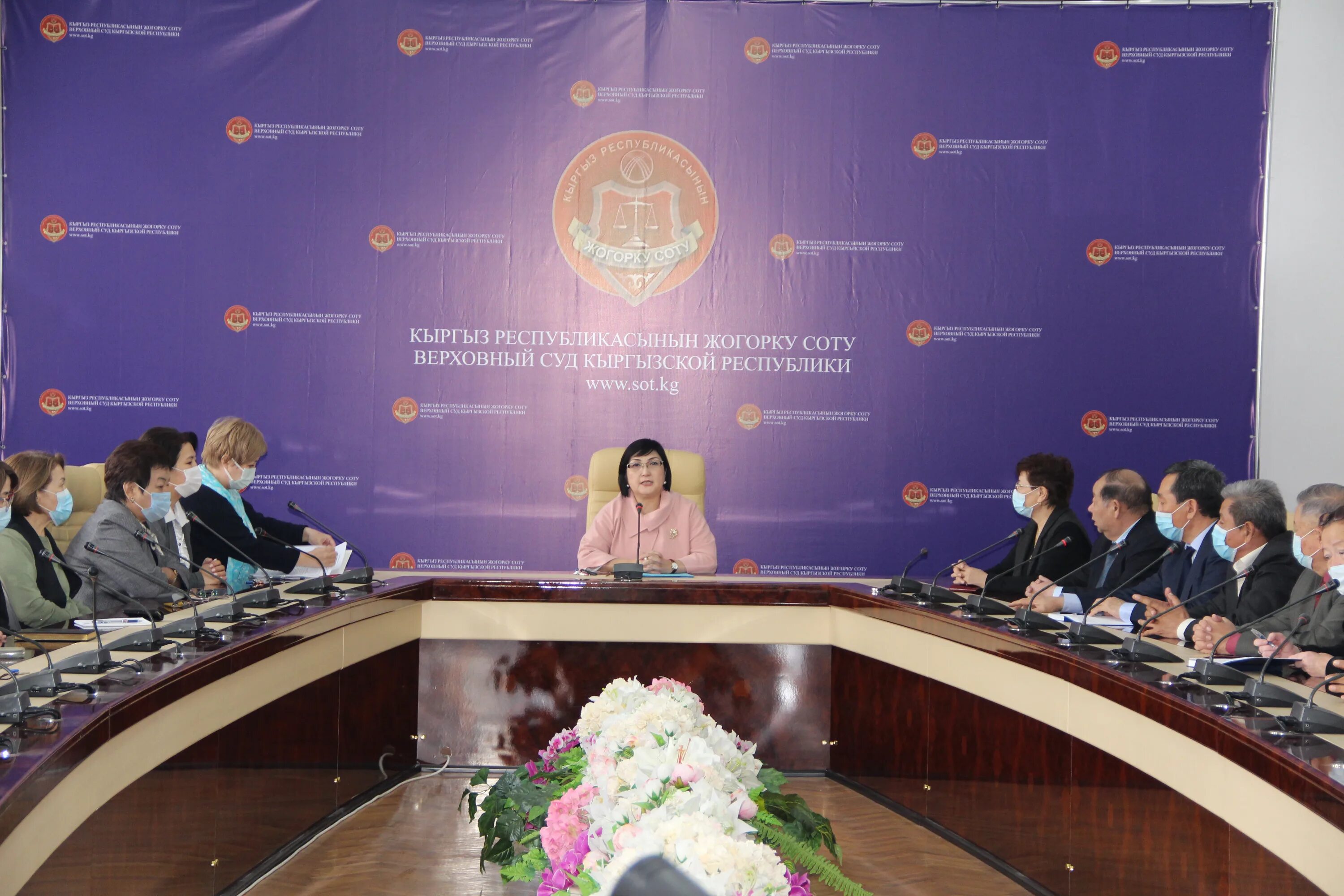 Калиева гульбара утюровна. Верховный кыргызской республики. Здание жогорку сот кыргызской республики. Верховный кыргызской республики. Верховный судья кыргызской республики.