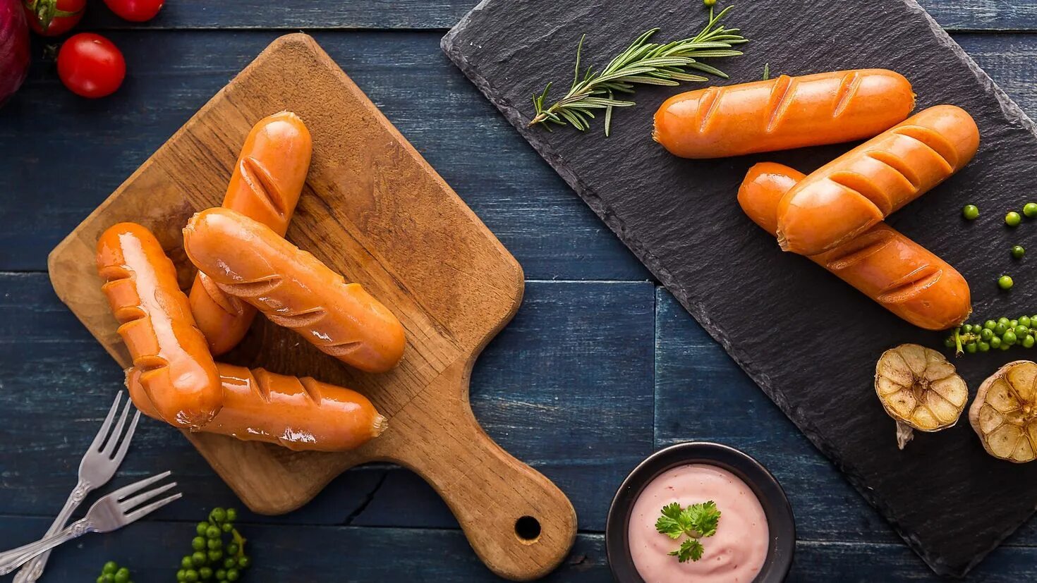 Две колбаски. Сосиски. креативные сосиски. вкусные сосиски. колбаски сосиски.