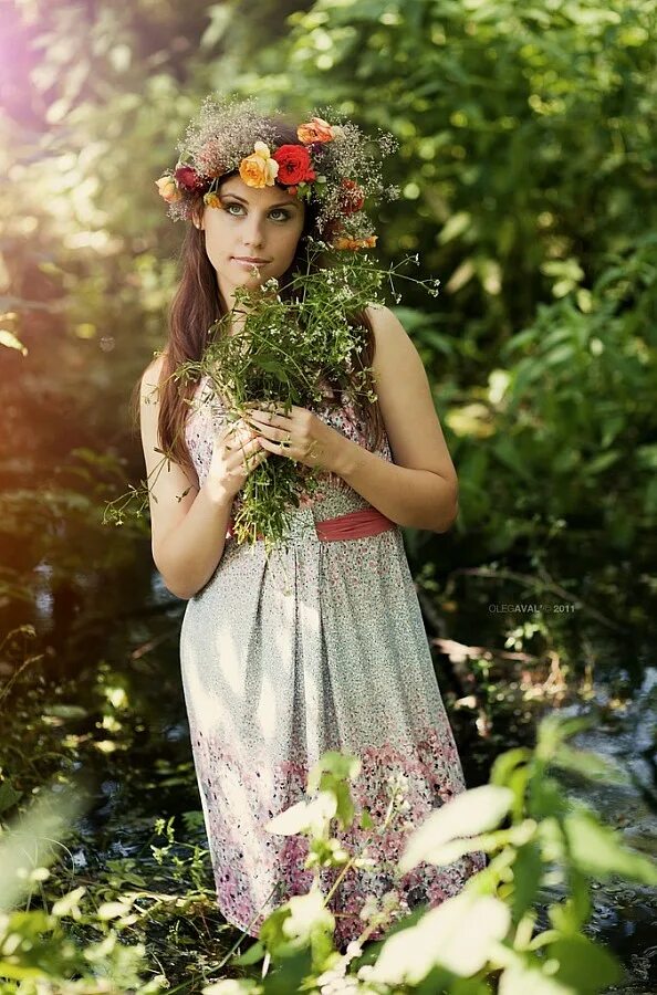 Аграфена купальница 6 июля. Купаться в цветах. Плетение венков на ивана купала. Девушка плетет венок. Ивана купала venok.