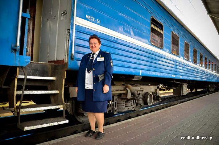 Проводница вагона движущегося из москвы. Проводница вагона движущегося из москвы. Проводница вагона движущегося из москвы. Проводница в купе. Форма проводницы ржд 2022.
