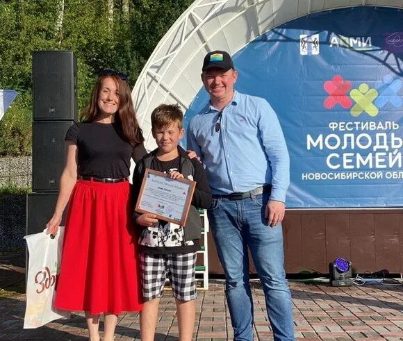 Всей семьей новосибирск. Музеи для всей семьи в москве. Новосибирск семей. Многодетная семья плотниковых бердска. Всей семьей новосибирск.
