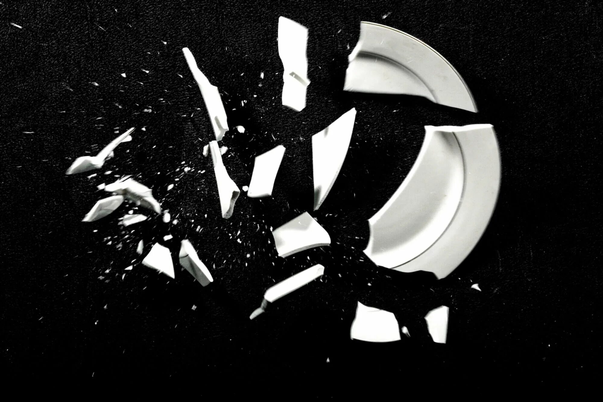 Разбита посуда. Битая посуда. Расколотая посуда. Битые тарелки. Разбитая посуда.