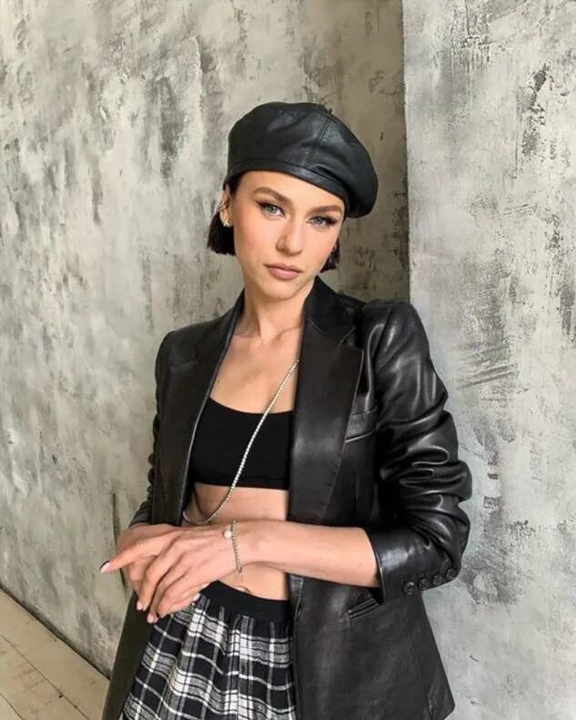 Девушка поет. Пыяла певица. Inna elena alexandra. Аигел солистка. Inna певица.