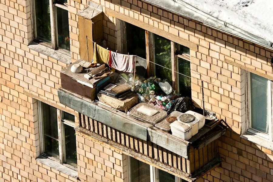 Жизнь никогда не заглянет. Заваленный балкон. Советский балкон. Заваленный балкон хламом. Захламленный балкон.