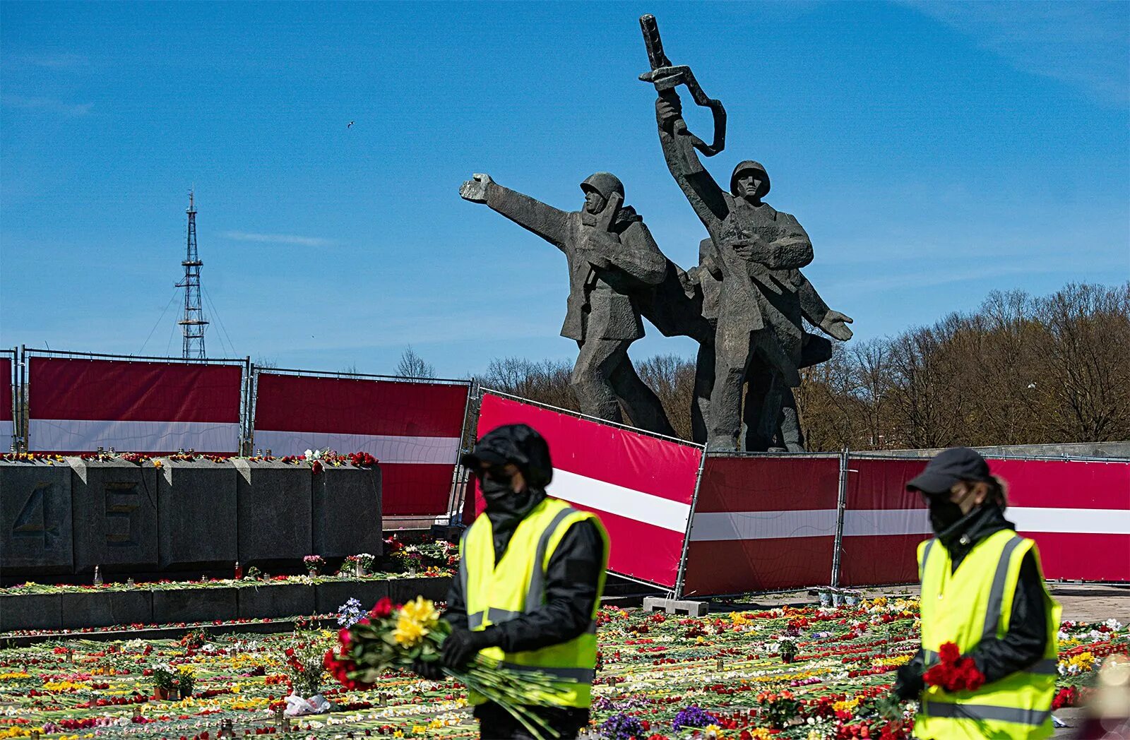 Памятник советским воинам-освободителям Советской Латвии и Риги. Памчятникосовбодителя Риги. Рига памятник воинам освободителям. Рига памятники освободиьеля. В риге запретили нести цветы