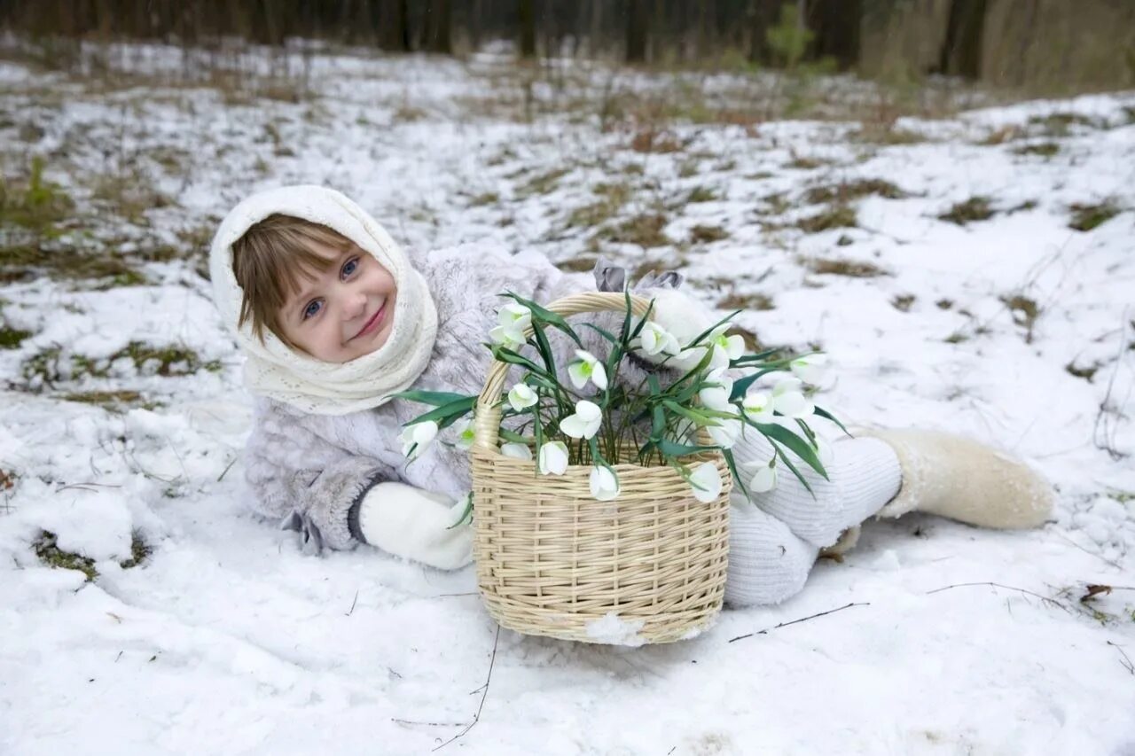 Девушка с подснежниками. Подснежники в корзине. Корзинка с подснежниками. Девочка в лесу с подснежниками. Фотоконкурс к 8 марту