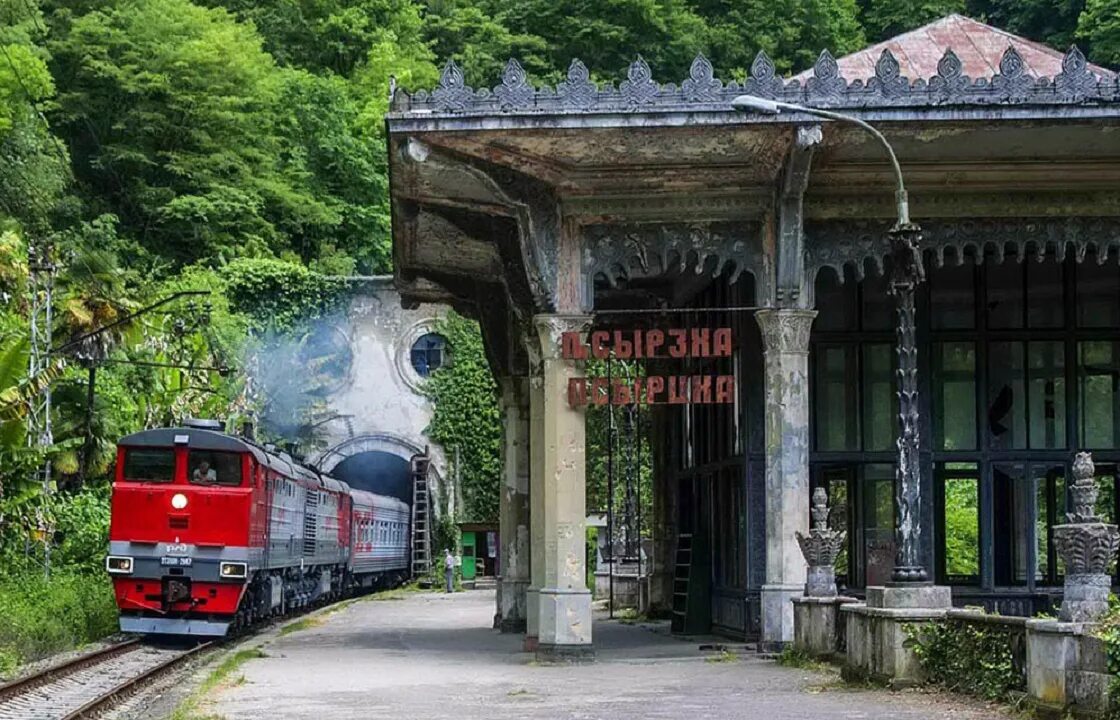 Электричка из сочи в абхазию. Абхазия железная дорога сухум. вокзал псырцха. железная дорога сочи сухуми. железная дорога туапсе сухум.