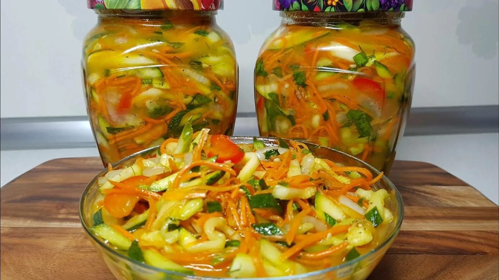 Морковь консервированная. Салат из огурцов с болгарской горчицей. Огурцы маринованные с морковью и болгарским перцем. Маринованные рулетики из огурцов. Огурцы по корейски в банках на зиму.