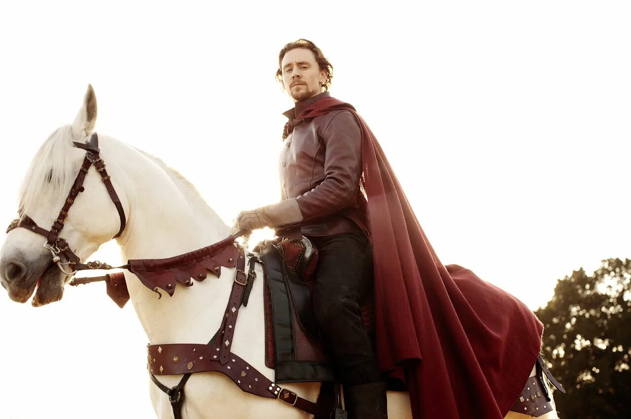 Том Хиддлстон пустая корона. Том Хиддлстон и лошадь. Том Хиддлстон рыцарь.