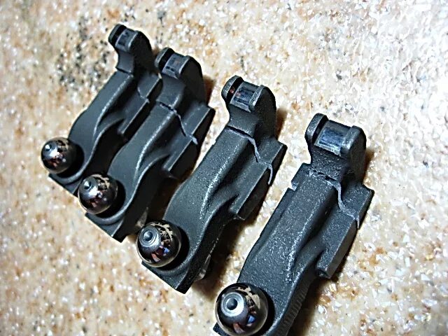 Рокер автомобиля. Рокера 110 мотор. 642 мотор рокера. рокер коромысло. коромысло в автомобиле.